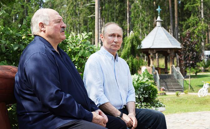 На фото: президент РФ Владимир Путин и президент Белоруссии Александр Лукашенко (слева направо)