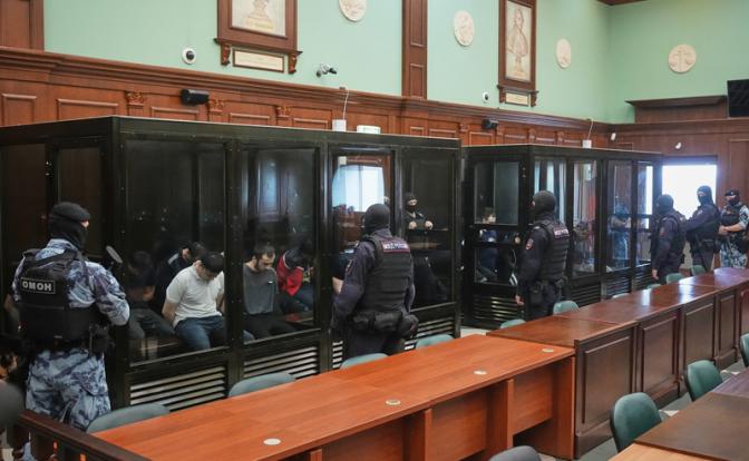 На фото: обвиняемые перед началом заседания Второго Западного окружного военного суда по рассмотрению по существу уголовного дела о теракте в концертном зале "Крокус Сити Холл"