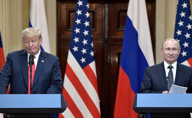 На фото: президент США Дональд Трамп и президент России Владимир Путин(слева направо)