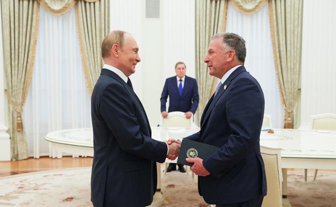 На фото: президент РФ Владимир Путин и спецпосланник президента США Стивен Уиткофф (слева направо) во время встречи в Кремле.