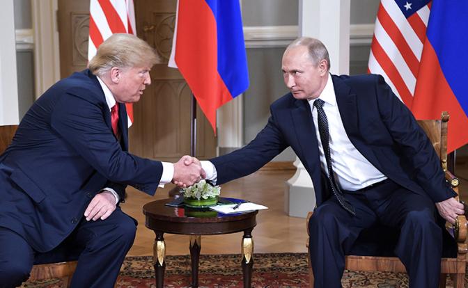 На фото: президент США Дональд Трамп и президент РФ Владимир Путин (слева направо)