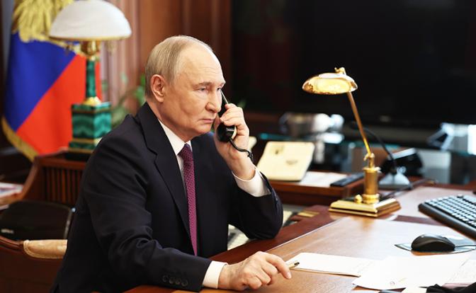 На фото: президент РФ Владимир Путин во время телефонного разговора