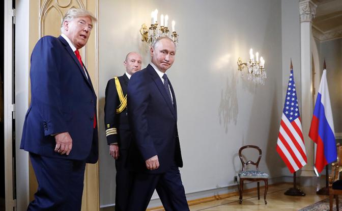 На фото (справа налево): президент РФ Владимир Путин и президент США Дональд Трамп во время встречи.