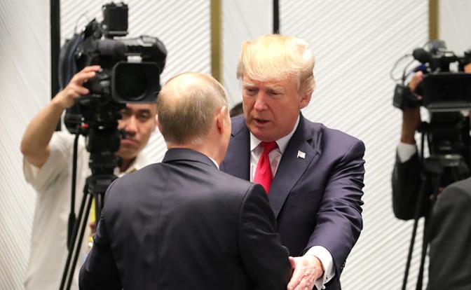 На фото (слева направо): президент РФ Владимир Путин и президент США Дональд Трамп.