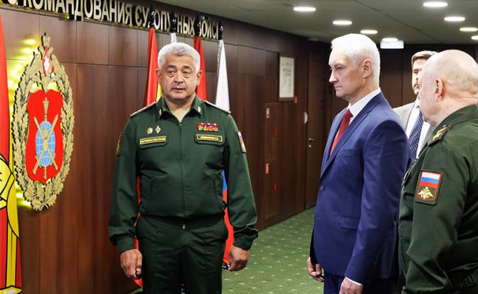 На фото (слева направо):  генерал-полковник Евгений Никифоров и министр обороны России Андрей Белоусов.