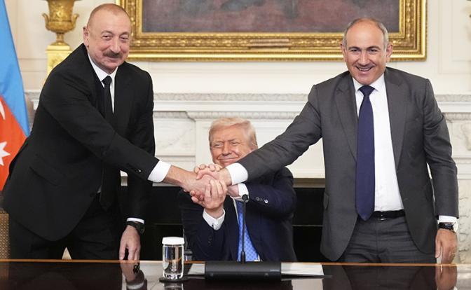 На фото: президент Азербайджана Ильхам Алиев, президент США Дональд Трамп и премьер-министр Армении Никол Пашинян (слева направо) на церемонии подписания декларации о мирном урегулировании между Азербайджаном и Арменией.