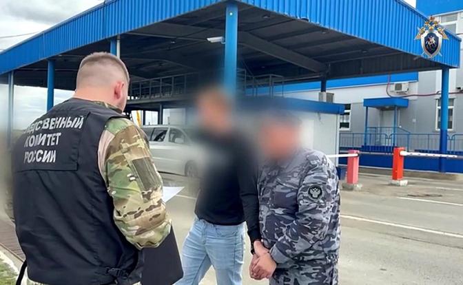 На фото: сотрудники ФСБ задержали старшего инспектора отдела по контролю за ввозом и оборотом товаров Челябинской таможни.