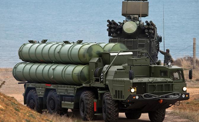 На фото: зенитный ракетный комплекс (ЗРК) С-400