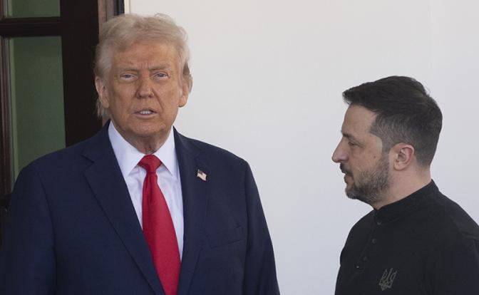 На фото: президент США Дональд Трамп и президент Украины Владимир Зеленский(слева направо)