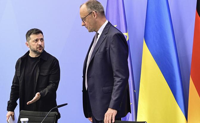 На фото: канцлер Германии Фридрих Мерц и президент Украины Владимир Зеленский (справа налево)