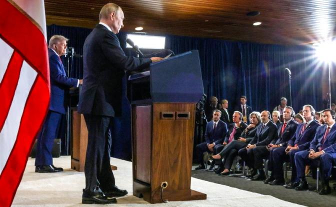 На фото: президент России Владимир Путин (на первом плане) и президент США Дональд Трамп (слева на втором плане) во время пресс-конференции по итогам встречи на территории военной межвидовой базы ВС США Эльмендорф-Ричардсон.