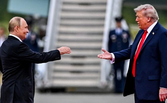 На фото: президент России Владимир Путин и президент США Дональд Трамп (слева направо) во время встречи на территории аэропорта, Анкоридж, Аляска.
