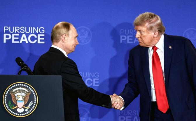 На фото: президент России Владимир Путин и президент США Дональд Трамп (слева направо) во время пресс-конференции по итогам встречи на территории военной межвидовой базы ВС США Эльмендорф-Ричардсон.