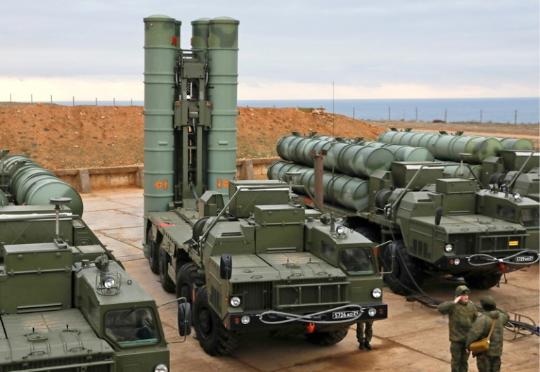 На фото: боевые расчеты зенитных ракетных комплексов (ЗРК) С-400 "Триумф". 
