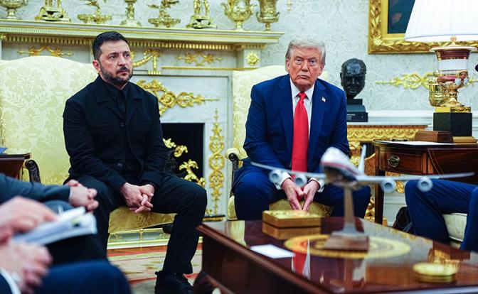 На фото: президент США Дональд Трамп (в центре справа) и президент Украины Владимир Зеленский (в центре слева) во время встречи в Овальном кабинете Белого дома