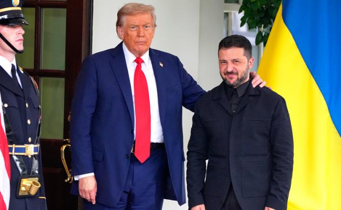 На фото: президент США Дональд Трамп и президент Украины Владимир Зеленский (слева направо) в Вашингтоне.