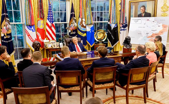 На фото: американский президент Дональд Трамп во время встречи с европейскими лидерами после телефонного разговора с президентом России Владимиром Путиным, 18 августа 2025 года,  Овальный кабинет Белого дома, США.