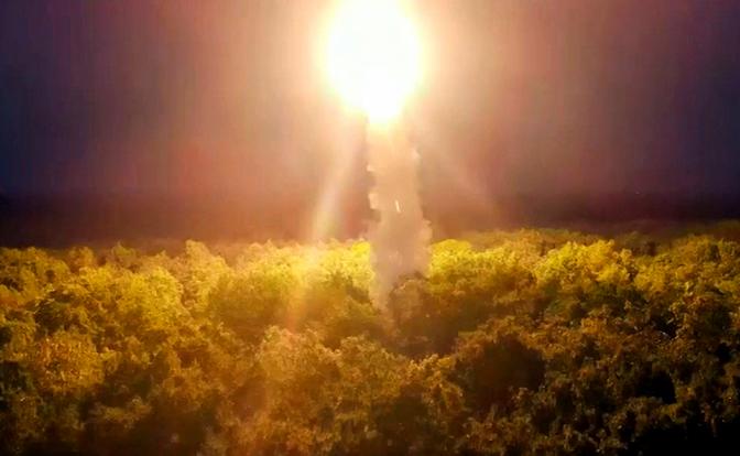 На фото: боевая работа расчета оперативно-тактического ракетного комплекса (ОТРК) "Искандер".