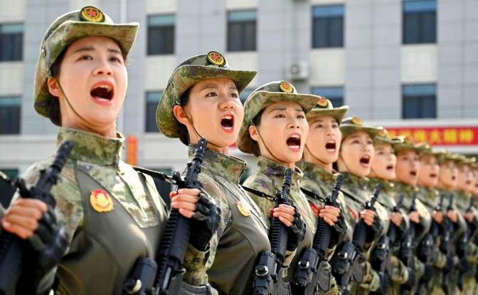 На фото: женщины-военнослужащие Народно-освободительной армии Китая занимаются тренировкой по выполнению строевого шага.