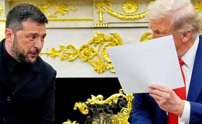 На фото (слева направо): президент Украины Владимир Зеленский и президент США Дональд Трамп.