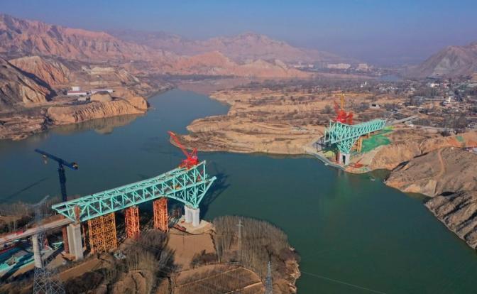 На фото: мост до завершения строительства.