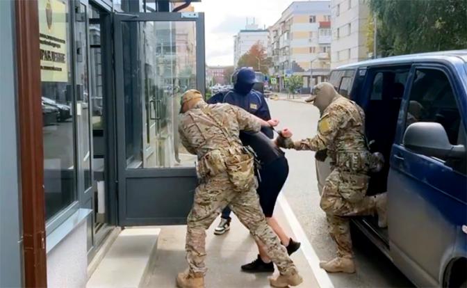 На фото: силовики задержали предполагаемого соучастника убийства генерал-лейтенанта Ярослава Москалика.