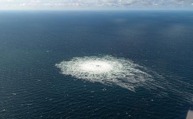 На фото: поверхность моря на месте утечки на газопроводах "Северный поток"