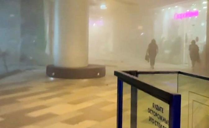 На фото: обстановка в Центральном детском магазине в первые минуты после ЧП