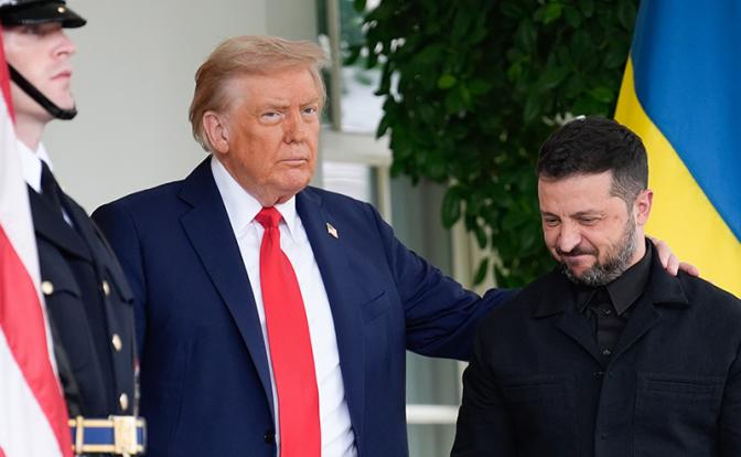 На фото6 президент США Дональд Трамп и президент Украины Владимир Зеленский