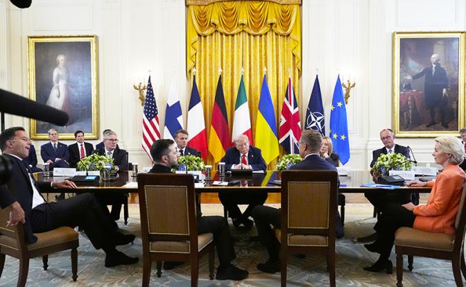 На фото: встреча президента США Дональда Трампа с президентом Украины Владимиром Зеленским и европейскими лидерами в Вашингтоне