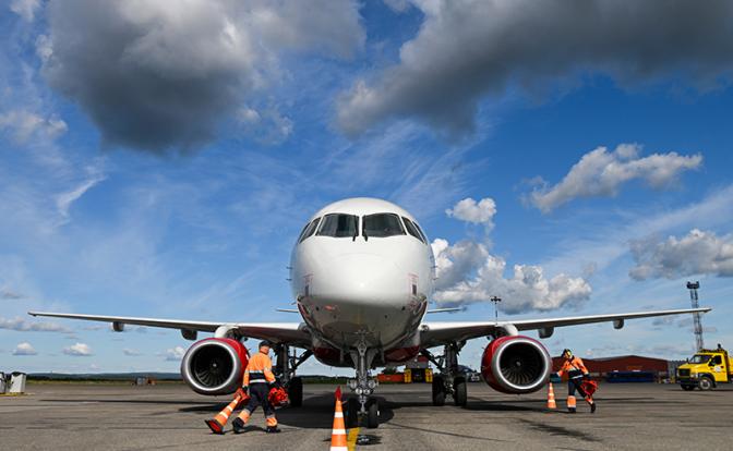 На фото: самолет Superjet 100