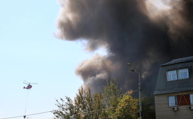 На фото: вертолет МЧС России во время тушения пожара в складских помещениях в Балашихе, Московская область.