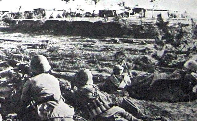 На фото: солдаты НОАК во время обороны Сыпина, 1946 год.