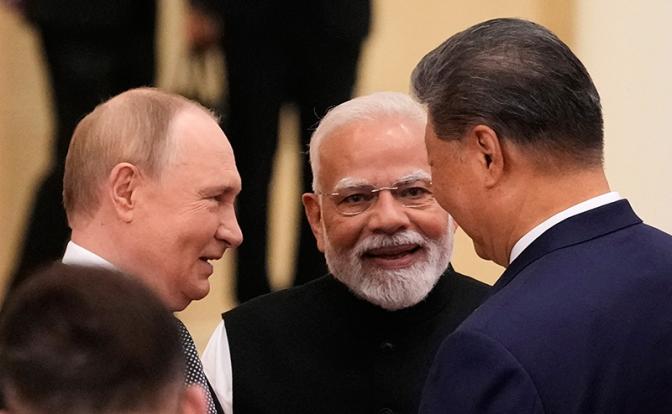 На фото: президент России Владимир Путин (слева), председатель КНР Си Цзиньпин (справа) и премьер-министр Индии Нарендра Моди (в центре) перед началом сессии саммита Шанхайской организации сотрудничества (ШОС)