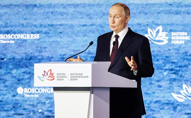 На фото: президент РФ Владимир Путин во время пленарного заседания Восточного экономического форума - 2025