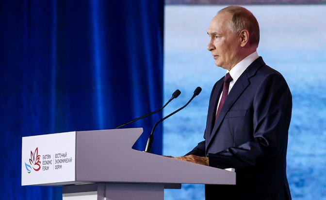 На фото: президент РФ Владимир Путин во время пленарного заседания Восточного экономического форума - 2025