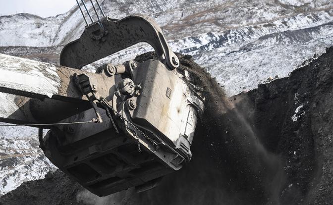 Два горняка погибли в результате аварии на шахте в Кузбассе: одного из них залило кипящим маслом