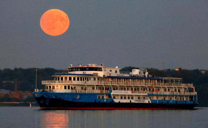 На фото: пароход на Волге на фоне полного лунного затмения в Кинешме. В последний раз во всех регионах России полное лунное затмение наблюдалось семь лет назад, 27 июля 2018 года.