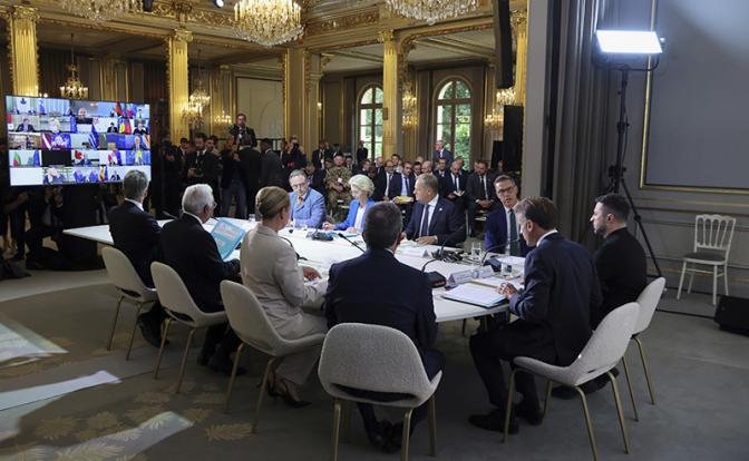 На фото: встреча лидеров стран "коалиции желающих"  в Париже