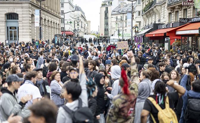 На фото: демонстрация перед Северным вокзалом в Париже во время протестного движения