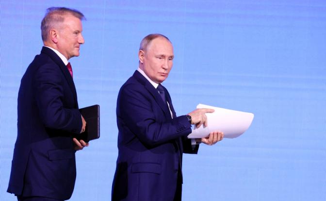 На фото: президент России Владимир Путин и председатель правления ПАО "Сбербанк России" Герман Греф (справа налево).