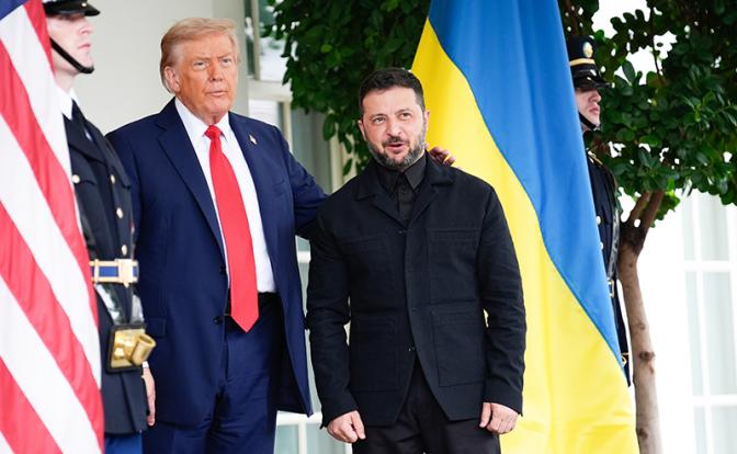 На фото: президент США Дональд Трамп и президент Украины Владимир Зеленский(слева направо)