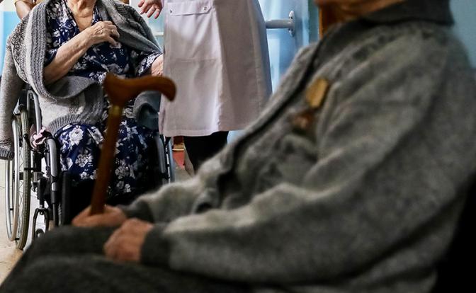"Из людей делают лежачих": Сбежавшая сотрудница рассказала о пытках в пансионате для пожилых в Новокузнецке