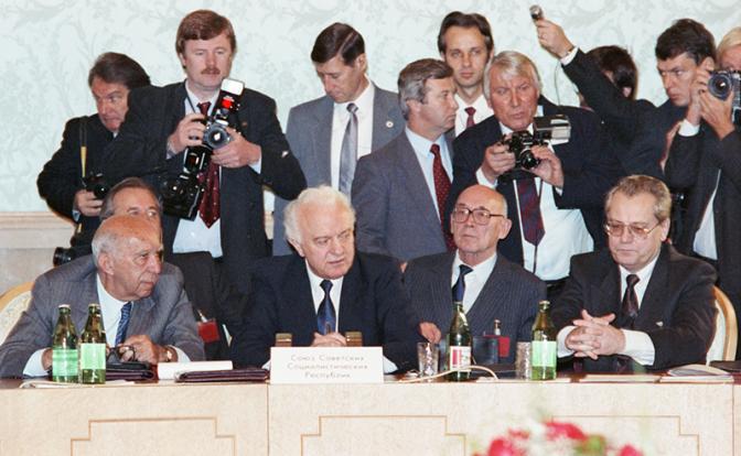 На фото: подписание договора «Два плюс четыре», сентябрь 1990 год.