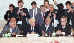 «Сделка» Горбачева с Германией: «Сколько раз беру в руки Договор, столько раз его проклинаю»