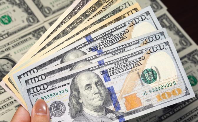 Курс доллара снизился к рублю после важного решения ФРС