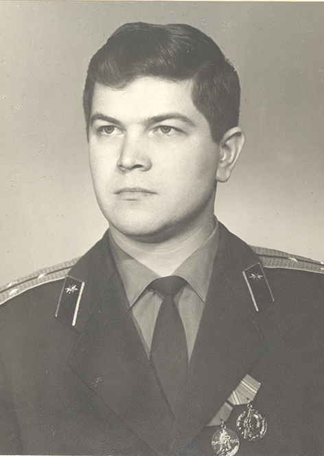На фото: выпускник Военной академии связи им. С.М. Буденного старший лейтенант Владимир Онищенко