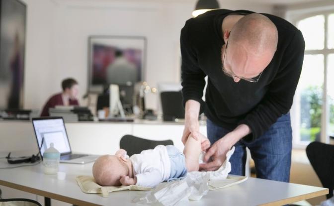 Стало известно, когда мужчине стоит обзавестись ребенком