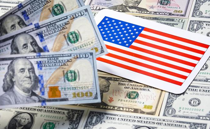 Курс доллара падает к большинству валют мира - кроме рубля