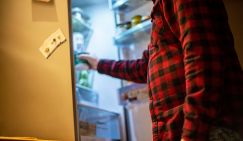 Врач рассказала, кому можно есть ночью